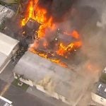 El incendio se registró al noreste del condado de Miami-Dade. (Captura de pantalla © Telemundo 51)