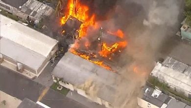 El incendio se registró al noreste del condado de Miami-Dade. (Captura de pantalla © Telemundo 51)