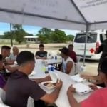 Los balseros fueron asistidos, recibiendo alimento y atención médica. (Captura de pantalla © TSiHonduras-Twitter)