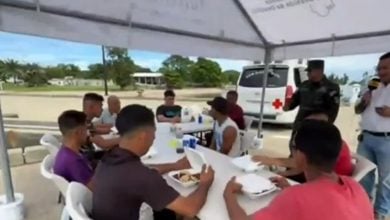 Los balseros fueron asistidos, recibiendo alimento y atención médica. (Captura de pantalla © TSiHonduras-Twitter)