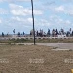 La situación, que generó impacto en la capital, causó que decenas de transeúntes se reunieran cerca de la orilla para ver lo que ocurría. (Foto © Periódico Cubano)