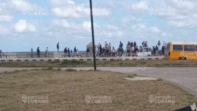 La situación, que generó impacto en la capital, causó que decenas de transeúntes se reunieran cerca de la orilla para ver lo que ocurría. (Foto © Periódico Cubano)