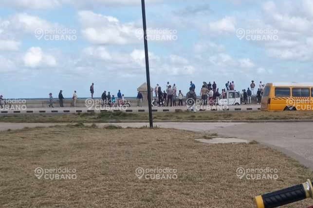 La situación, que generó impacto en la capital, causó que decenas de transeúntes se reunieran cerca de la orilla para ver lo que ocurría. (Foto © Periódico Cubano)