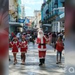 Fotografía de Santa Claus paseándose por las calles de La Habana. (Foto © Asere Noticias)