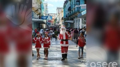 Fotografía de Santa Claus paseándose por las calles de La Habana. (Foto © Asere Noticias)