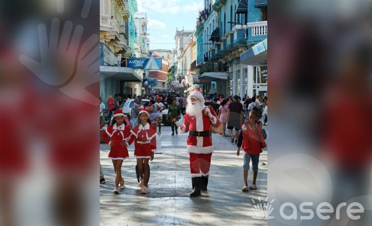 Fotografía de Santa Claus paseándose por las calles de La Habana. (Foto © Asere Noticias)