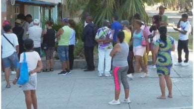 Larga fila en un cajero automático, la falta de efectivo hace que la gente se junte cuando llega a haber dinero. (Captura de pantalla © DW en Español- Facebook)