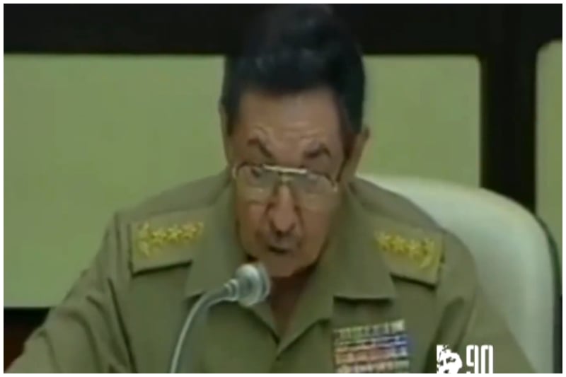 El dictador Raúl Castro busca dar una imagen fuerte escondiendo que envejece. (Captura de pantalla © Fidel Castro Ruz soldado de las ideas- YouTube)