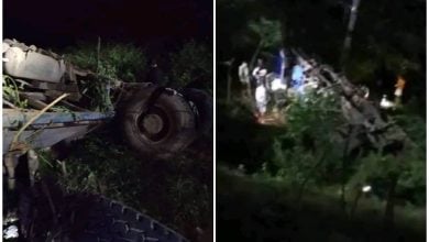 Un autobús cayó más de 10 m al vacío desde un puente. (Foto Facebook © Leandro Peña Gutiérrez/La Tijera)