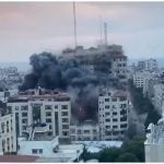 Israel ha bombardeado zonas civiles de Gaza por más de un año, dejando más de 40.000 civiles muertos. (Captura de pantalla © 10 News First- YouTube)