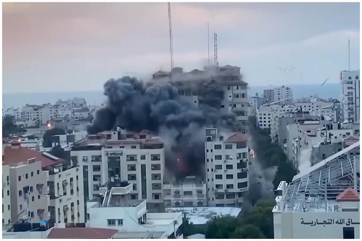 Israel ha bombardeado zonas civiles de Gaza por más de un año, dejando más de 40.000 civiles muertos. (Captura de pantalla © 10 News First- YouTube)