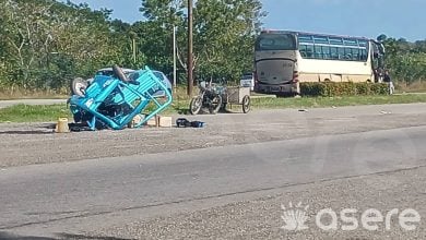 El vehículo terminó sumamente dañado tras el impacto. (Foto © Cortesía para Asere Noticias)