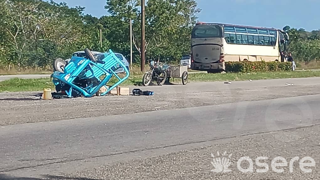 El vehículo terminó sumamente dañado tras el impacto. (Foto © Cortesía para Asere Noticias)