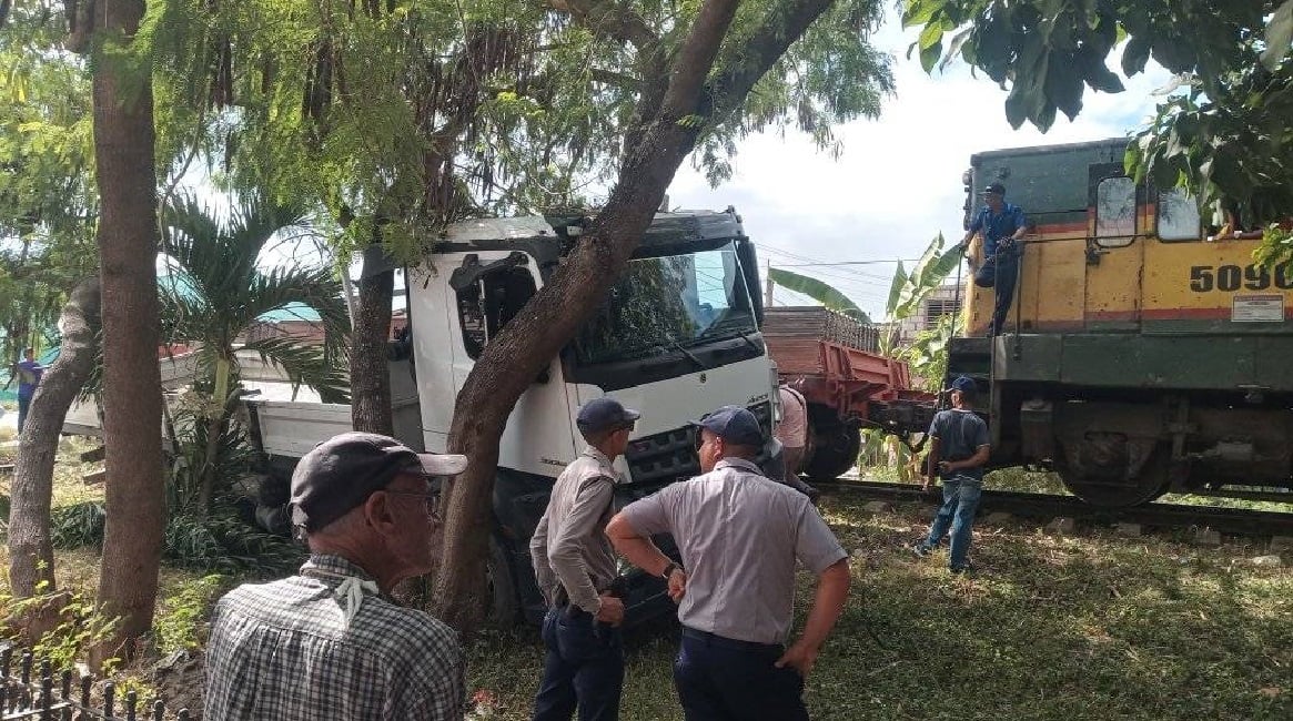 Accidente entre camión y tren de carga en Sancti Spíritus. (Foto © Isbel Reina Abreu-Facebook)