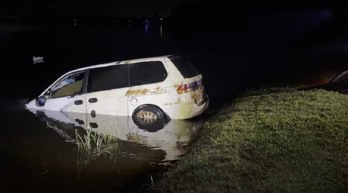 El vehículo fue encontrado luego de revisar 33 cuerpos de agua cerca del lugar donde vivía la mujer desaparecida. (Captura de pantalla © Sunshine State Sonar-YouTube)