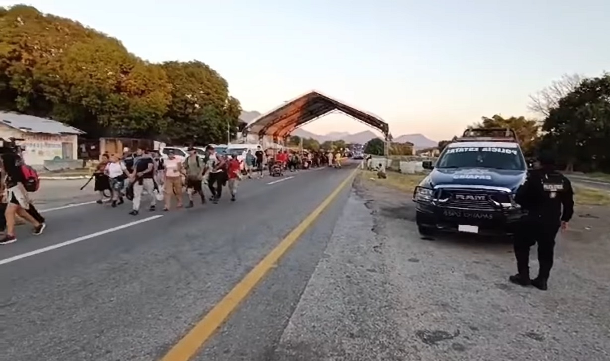 Imágenes de la caravana migrante que se dirige al norte de México. (Captura de pantalla © Diario Del Sur Oem-Facebook)