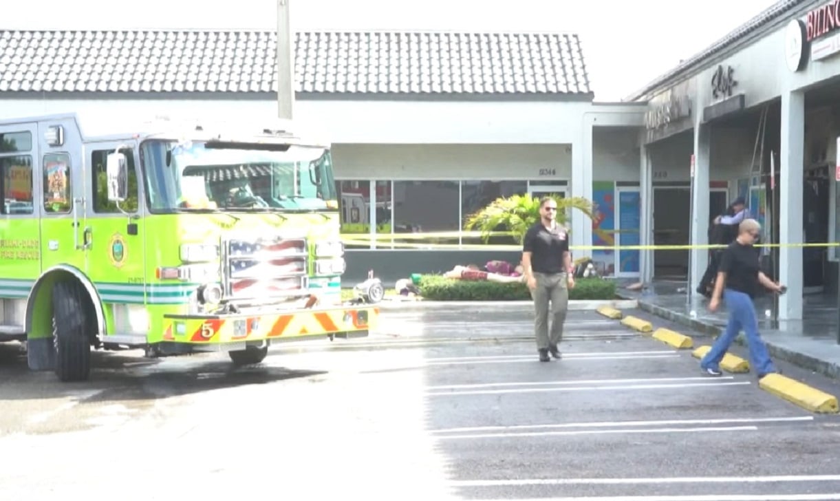 Centro comercial en el que ocurrieron los hechos. (Captura de pantalla © AmericaTeVe Miami-YouTube)