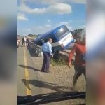 Imágenes del aparatoso accidente vial. (Captura de pantalla © Juan Juan AL MEDIO-Twitter)