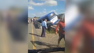 Imágenes del aparatoso accidente vial. (Captura de pantalla © Juan Juan AL MEDIO-Twitter)