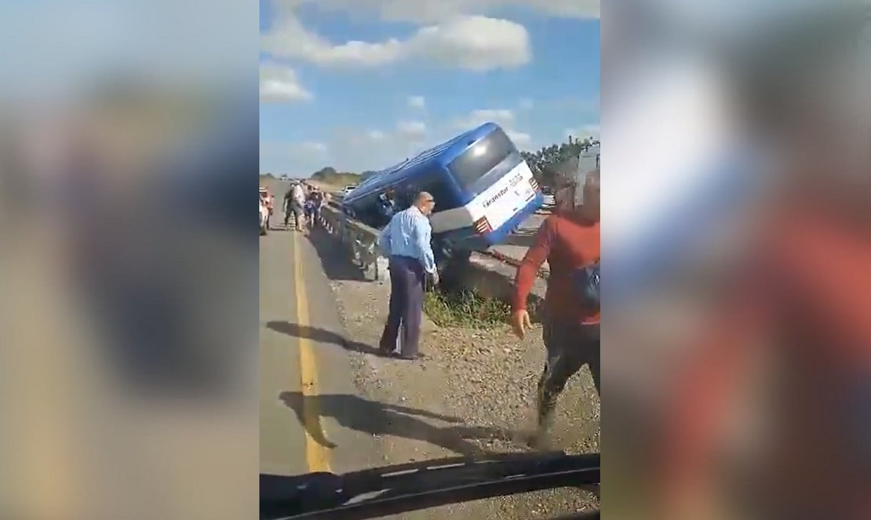 Imágenes del aparatoso accidente vial. (Captura de pantalla © Juan Juan AL MEDIO-Twitter)