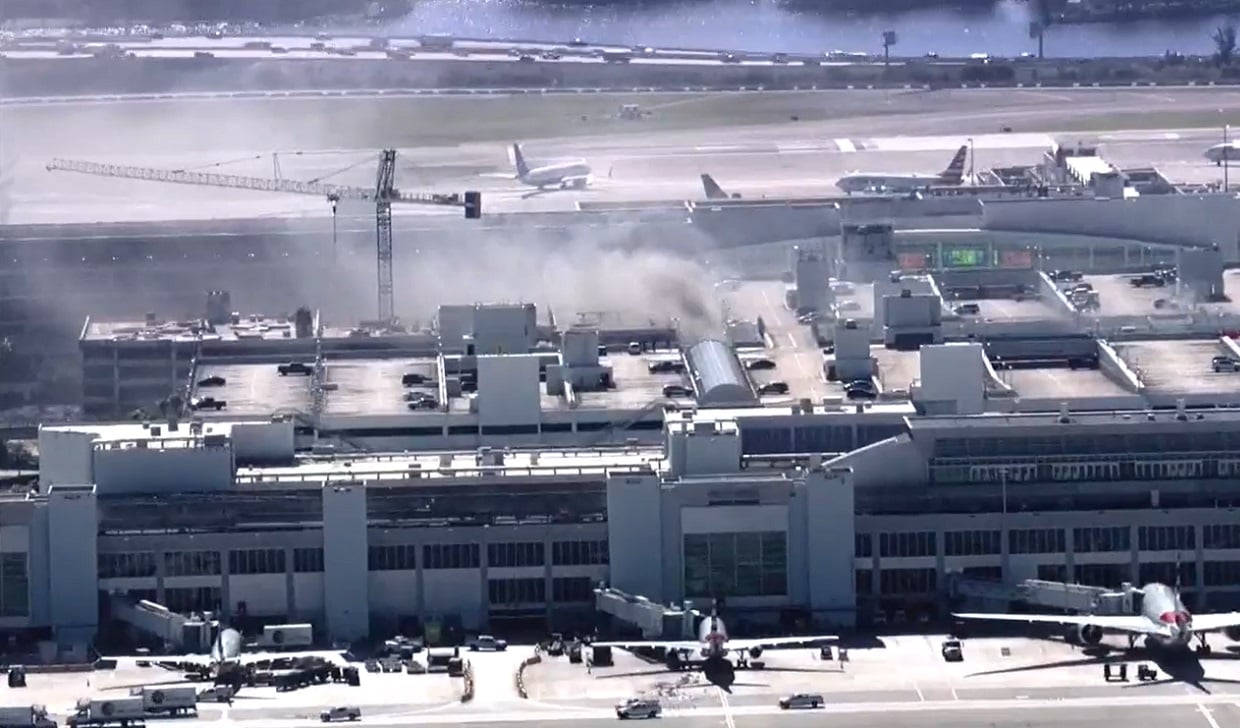 Incendio registrado en el MIA. (Captura de pantalla © WSVN-TV-Facebook)