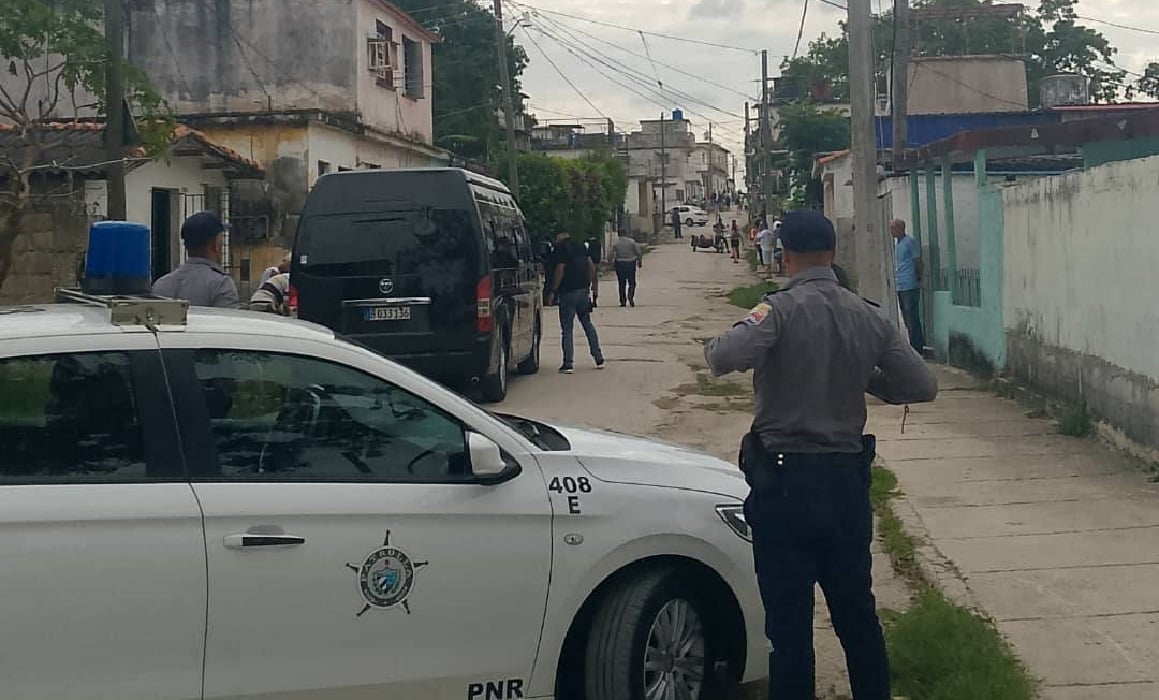 Operativo policial llevado a cabo en Marianao. (Foto © Elizabeth Ferrer-Facebook)