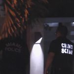 Agentes de la policía investigando la escena del crimen. (Captura de pantalla © NBC Miami-Web)