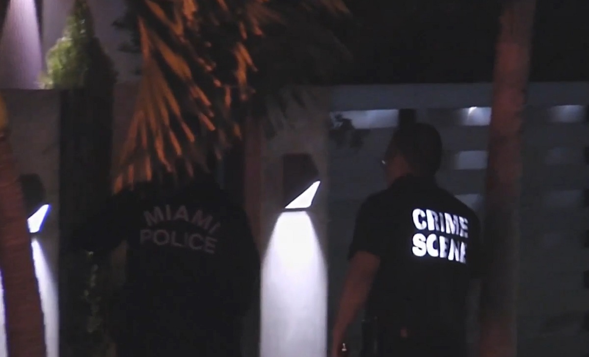 Agentes de la policía investigando la escena del crimen. (Captura de pantalla © NBC Miami-Web)