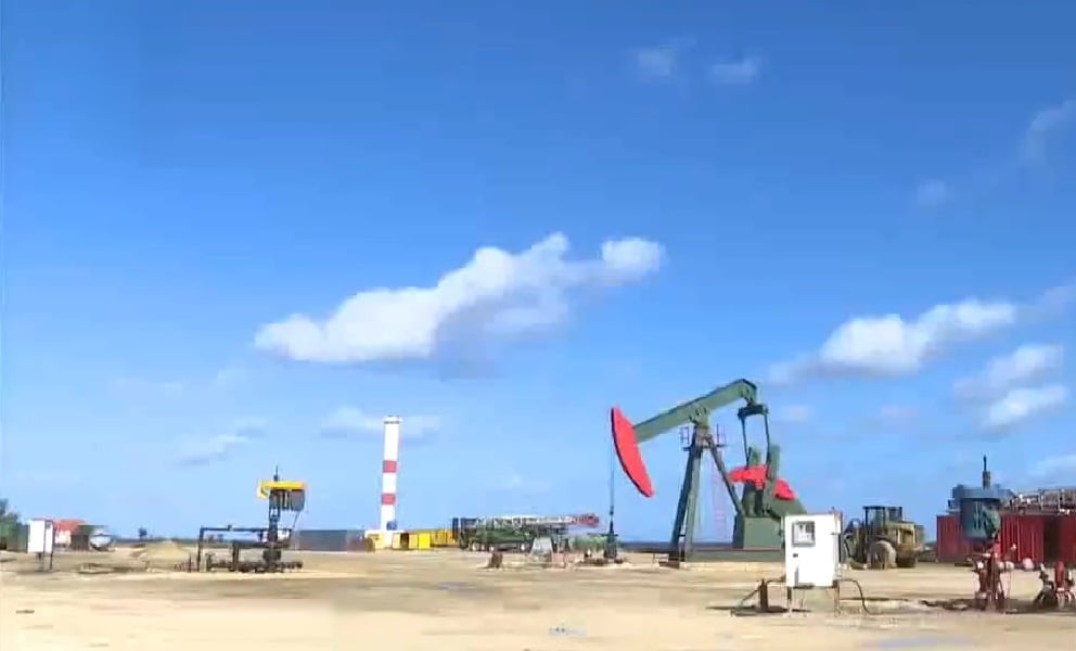 Imagen ilustrativa de un pozo de petróleo en la Isla. (Captura de pantalla © Canal Caribe-YouTube)