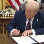 Trump firma una orden ejecutiva. (Captura de pantalla © C-SPAN-YouTube)