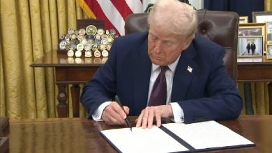 Trump firma una orden ejecutiva. (Captura de pantalla © C-SPAN-YouTube)