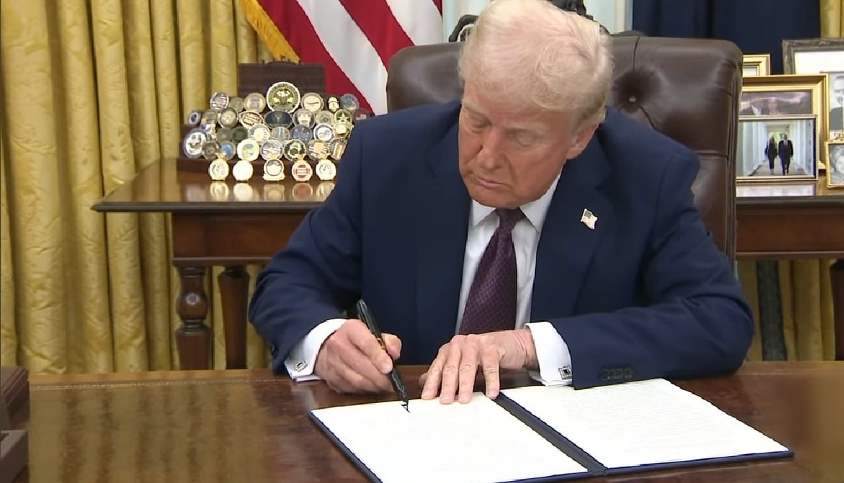 Trump firma una orden ejecutiva. (Captura de pantalla © C-SPAN-YouTube)