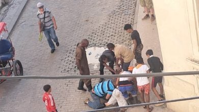 Vecinos deteniendo al ladrón en la calle. (Foto © Randel Londres-Facebook)