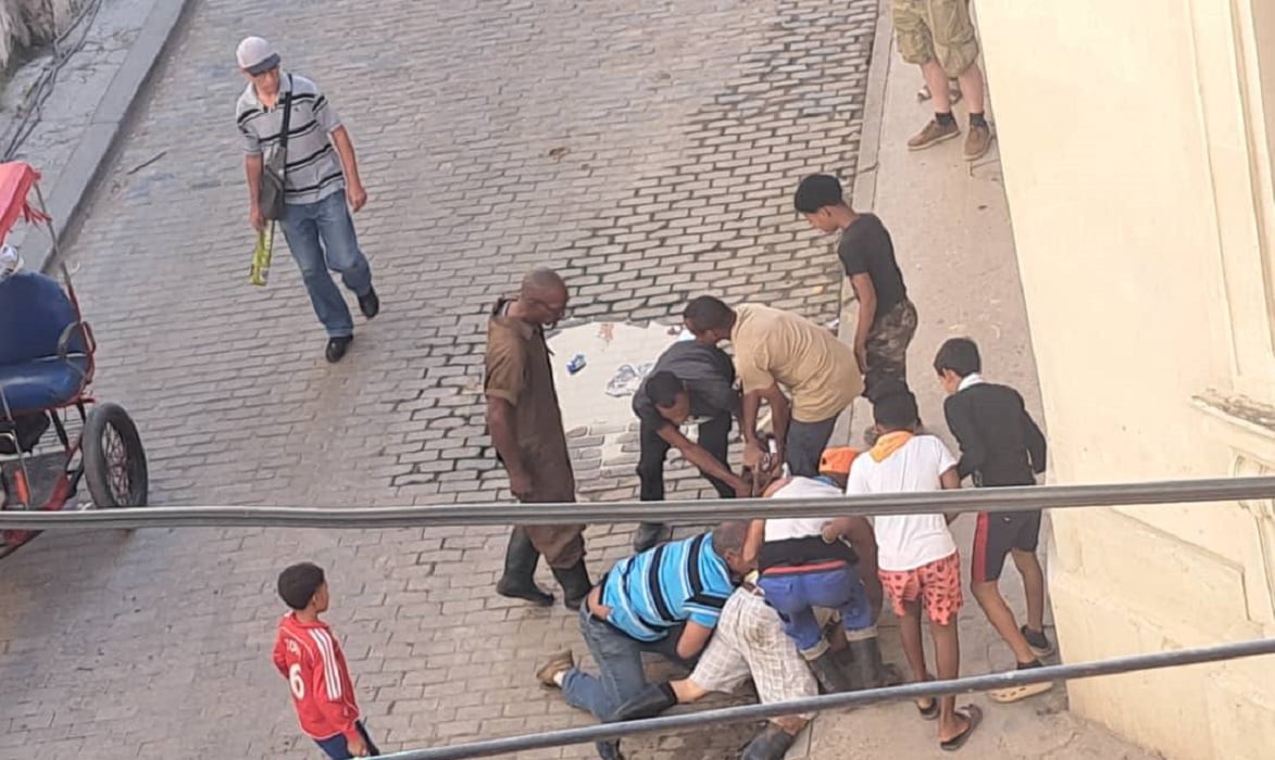 Vecinos deteniendo al ladrón en la calle. (Foto © Randel Londres-Facebook)