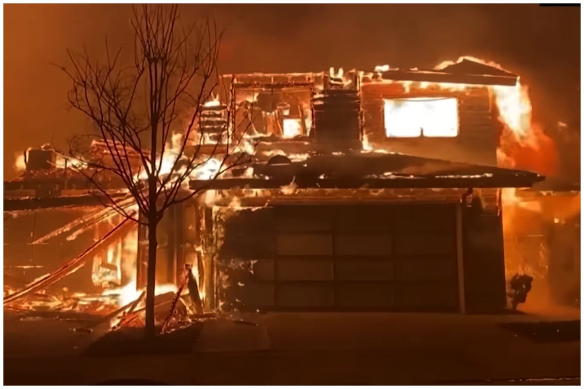 Miles de casas han sido consumidas por las llamas en Los Ángeles. (Captura de pantalla © CNN/ Reuters- YouTube)