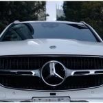 Pese a la crisis económica y la falta de combustible, alguien pudo adquirir un auto de lujo Mercedes-Benz. (Captura de pantalla © AutoDinámico- YouTube)