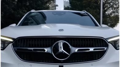 Pese a la crisis económica y la falta de combustible, alguien pudo adquirir un auto de lujo Mercedes-Benz. (Captura de pantalla © AutoDinámico- YouTube)