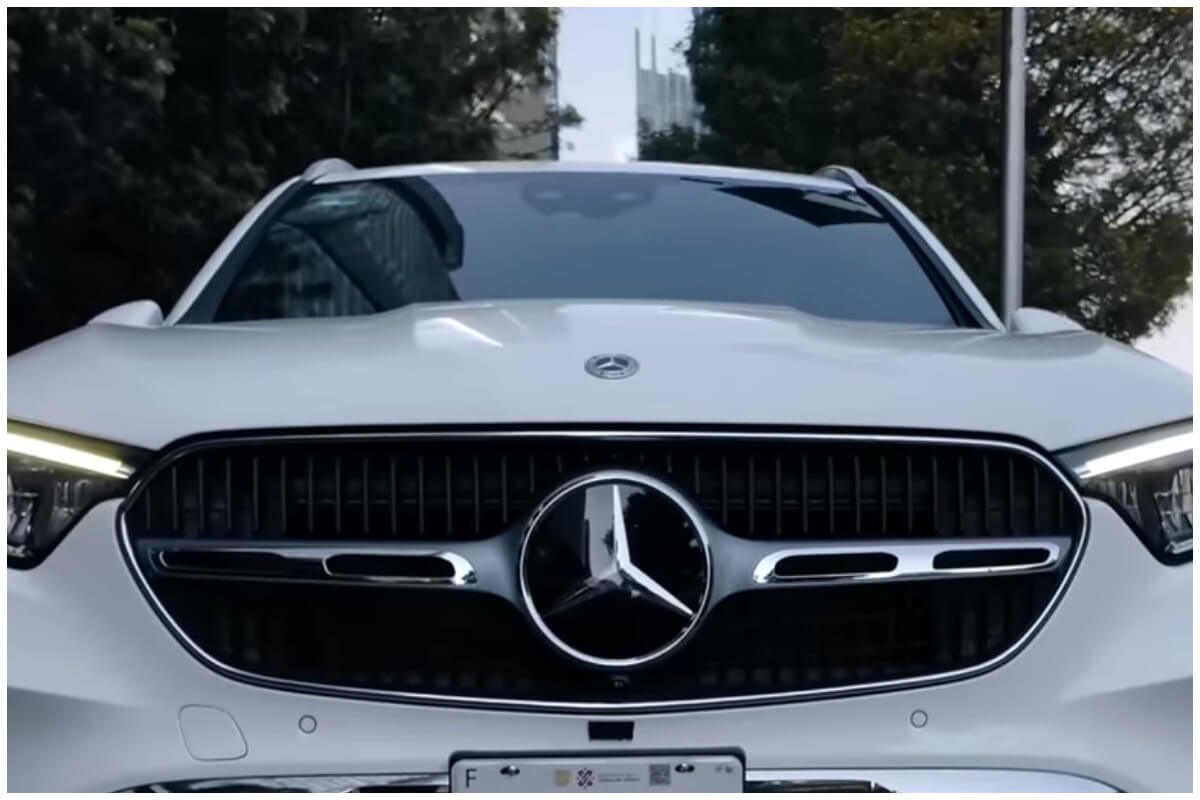 Pese a la crisis económica y la falta de combustible, alguien pudo adquirir un auto de lujo Mercedes-Benz. (Captura de pantalla © AutoDinámico- YouTube)