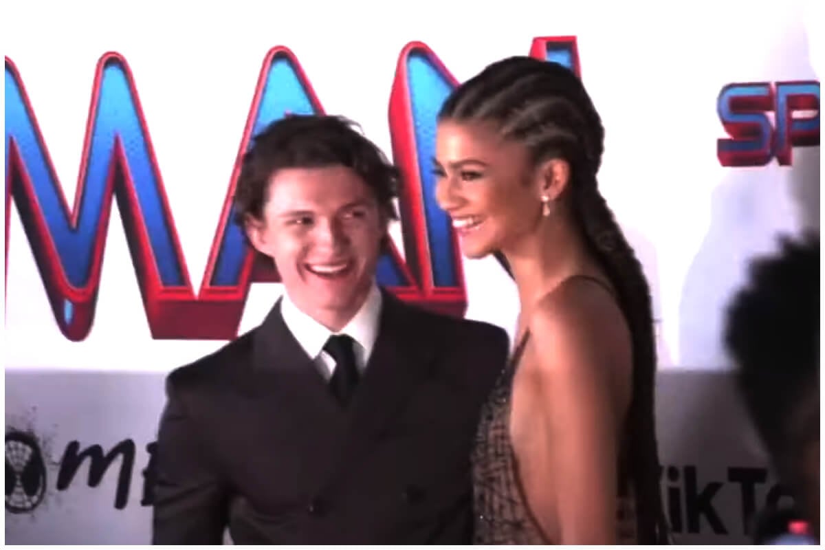 Zendaya y Tom Holland mostraron el anillo en la ceremonia de los Golden Globes. (Captura de pantalla © TuCosmopolis- YouTube)