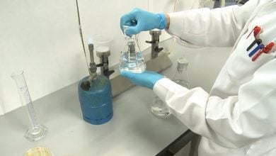 Análisis de agua en un laboratorio. (Captura de pantalla © Universitat Politècnica de València - UPV-YouTube)