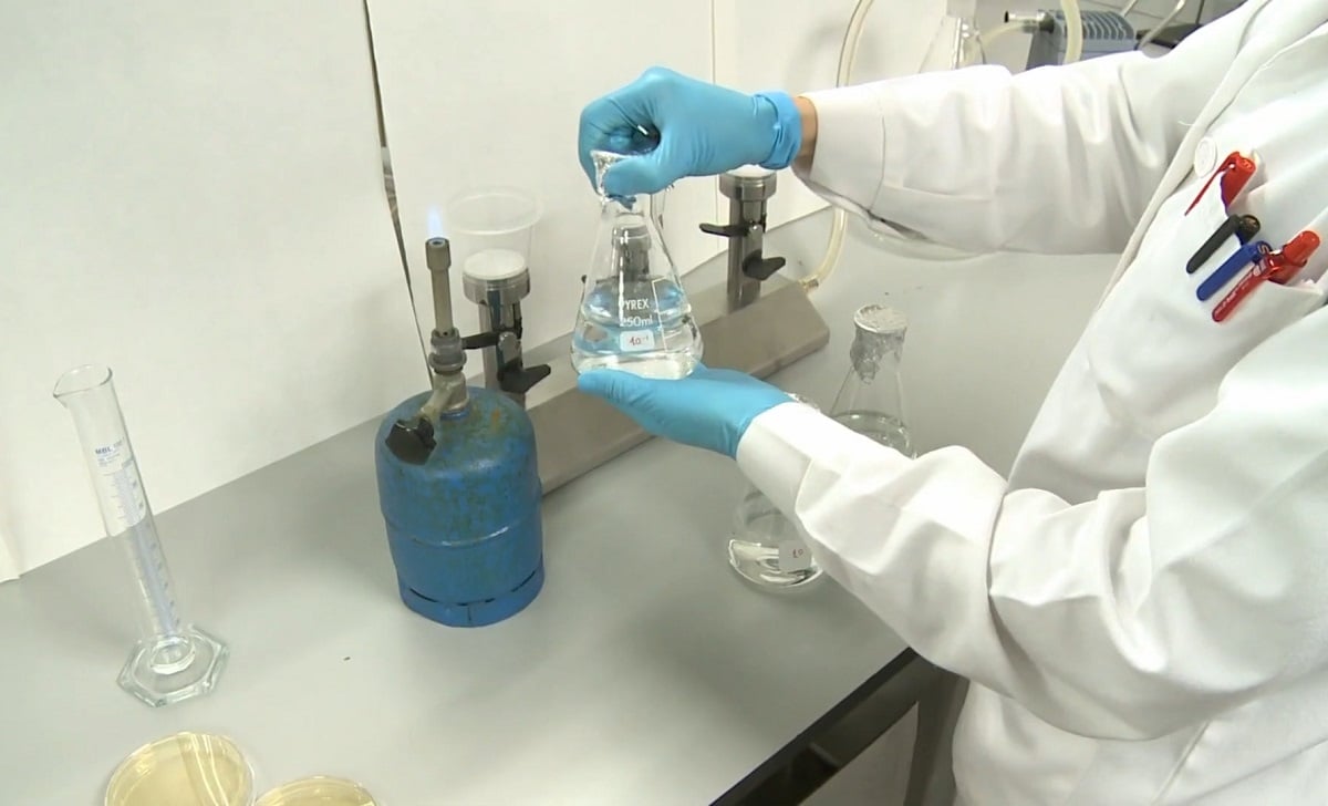 Análisis de agua en un laboratorio. (Captura de pantalla © Universitat Politècnica de València - UPV-YouTube)