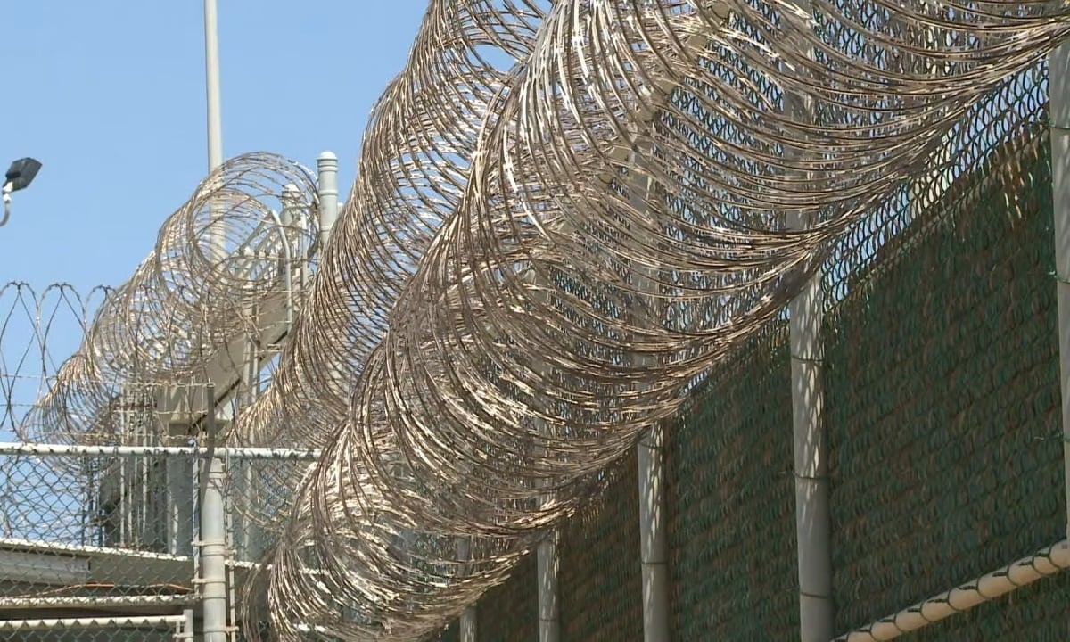 Muro en la Base Naval de Guantánamo. (Captura de pantalla © AFP News Agency-YouTube)