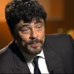 Benicio del Toro durante una entrevista. (Captura de pantalla © Univision Noticias-YouTube)