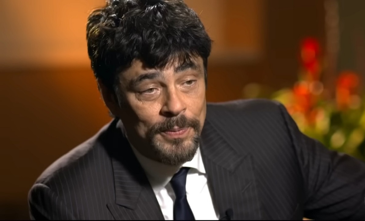 Benicio del Toro durante una entrevista. (Captura de pantalla © Univision Noticias-YouTube)