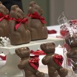 La tradición de regalar chocolates en San Valentín es una que se popularizó en el siglo XIX. (Captura de pantalla © WFSB 3-YouTube)