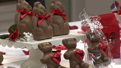 La tradición de regalar chocolates en San Valentín es una que se popularizó en el siglo XIX. (Captura de pantalla © WFSB 3-YouTube)