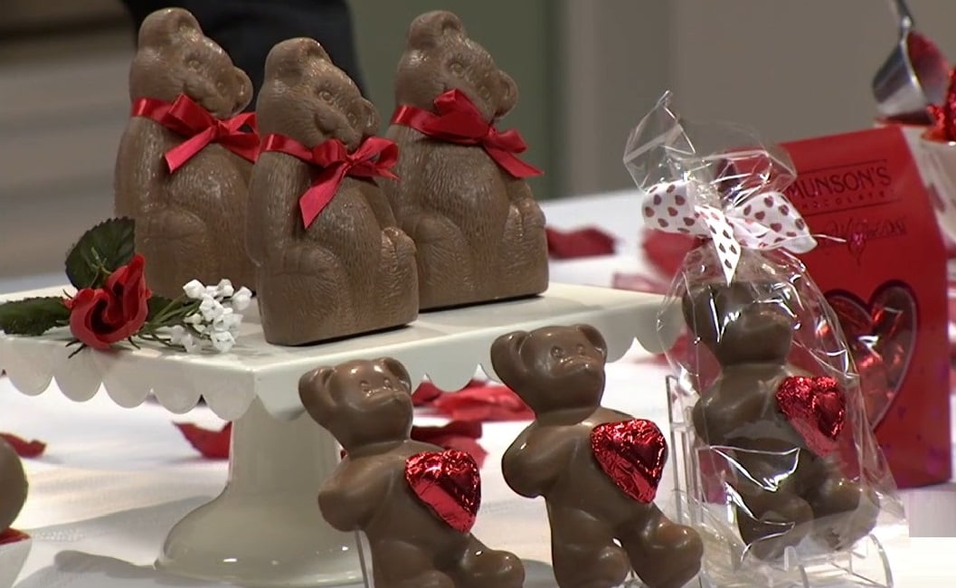 La tradición de regalar chocolates en San Valentín es una que se popularizó en el siglo XIX. (Captura de pantalla © WFSB 3-YouTube)