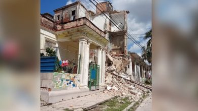 Los escombros invadieron la calle, según testigos. (Foto © Periódico Cubano)