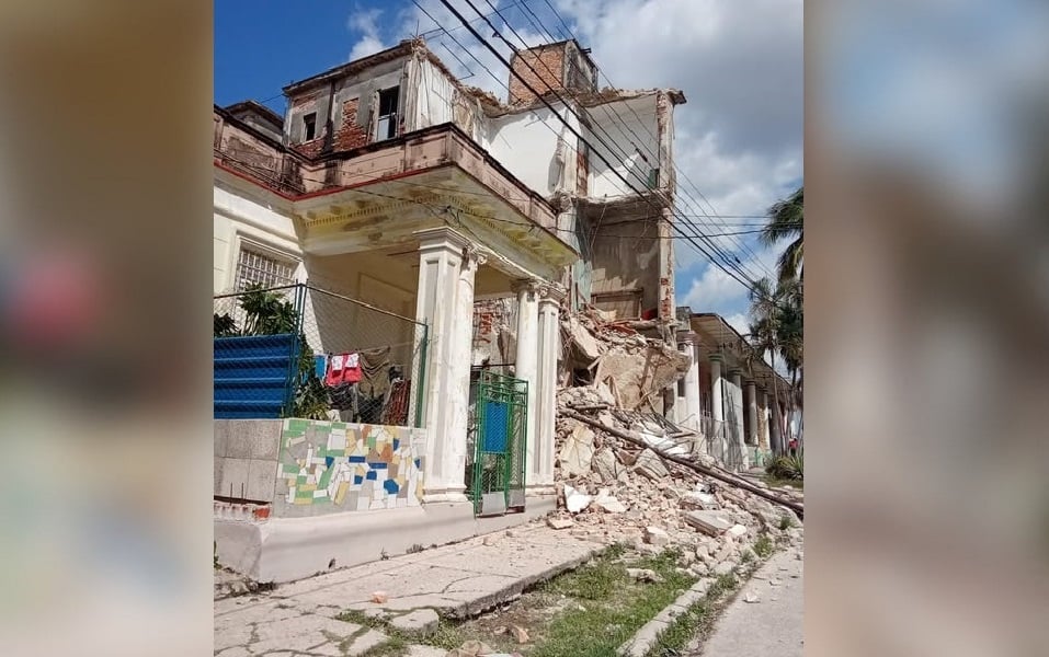 Los escombros invadieron la calle, según testigos. (Foto © Periódico Cubano)