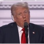 Donald Trump da discurso antiinmigrante usando venda en la oreja. (Captura de pantalla © PBS NewsHour- YouTube)